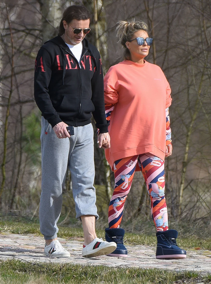 Małgorzata Rozenek-Majdan z Radosławem i psami