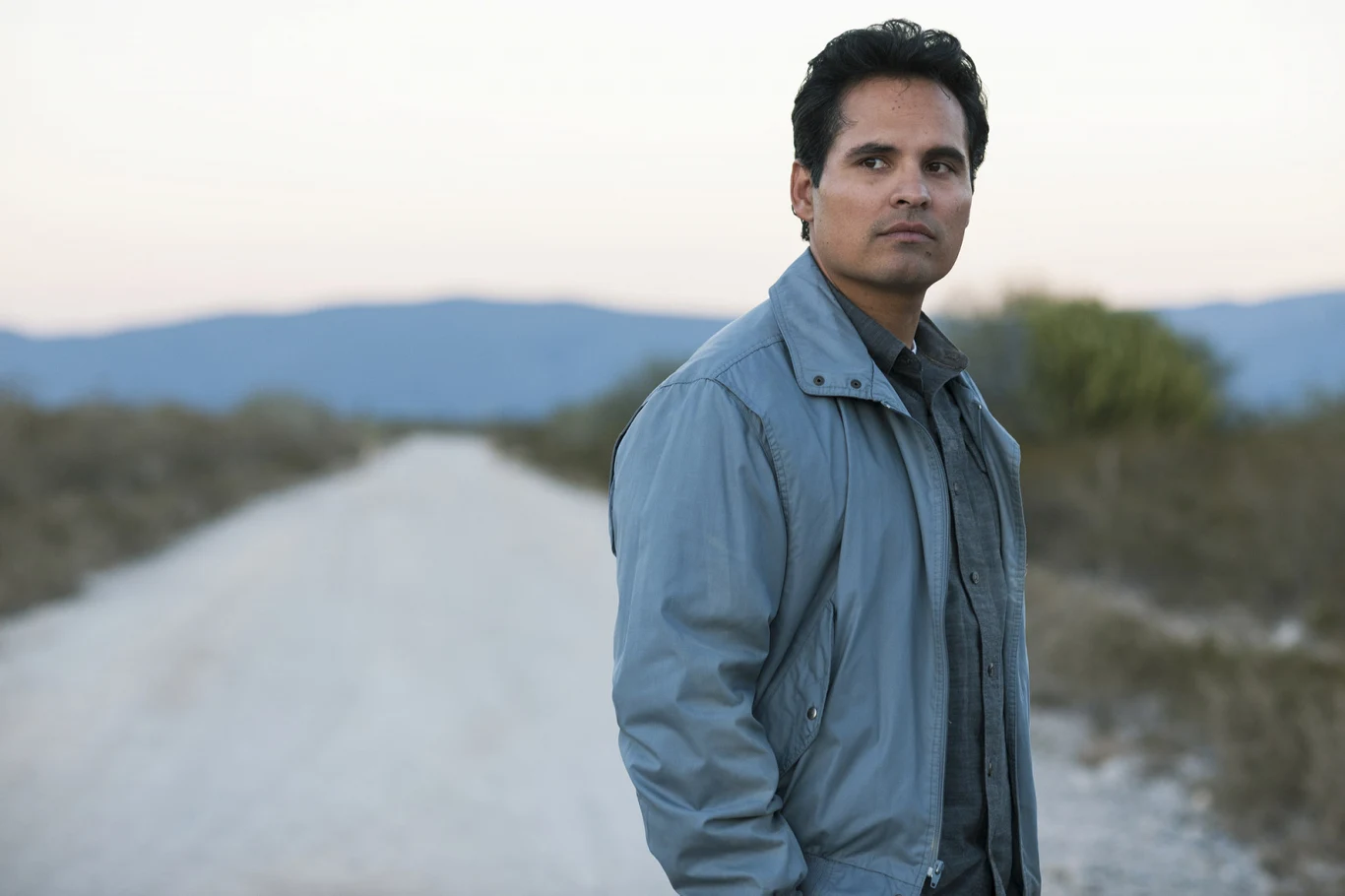 W Enriquę Camarenę wcielił się w serialu "Narcos: Meksyk" Michael Peña W Enriquę Camarenę wcielił się w serialu "Narcos: Meksyk" Michael Peña