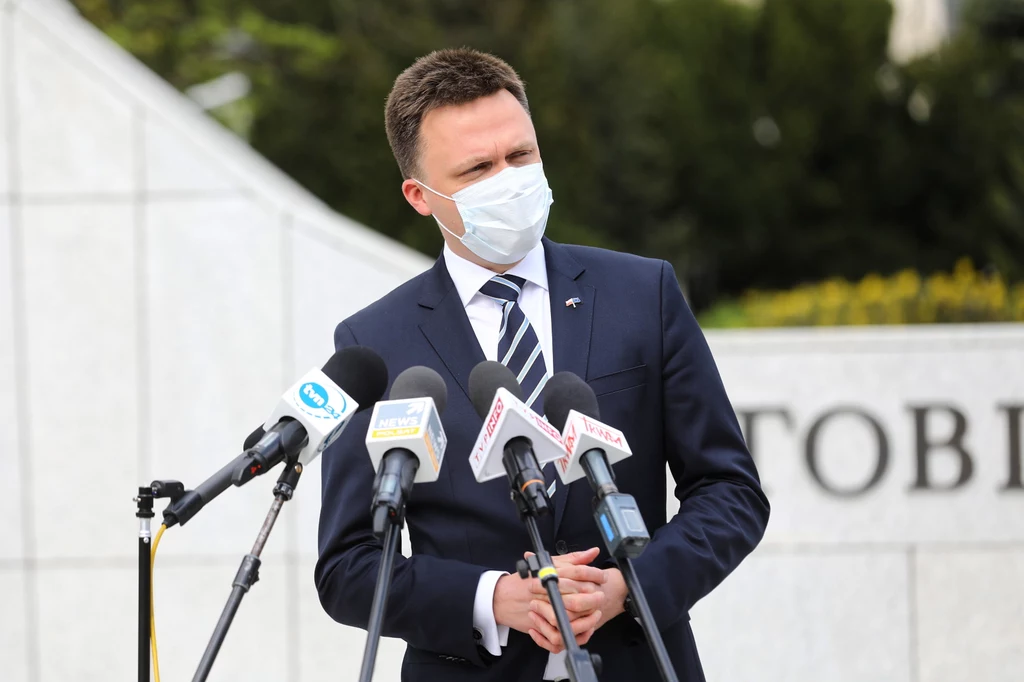 Szymon Hołownia w trakcie briefingu prasowego. Szymon Hołownia w trakcie briefingu prasowego.