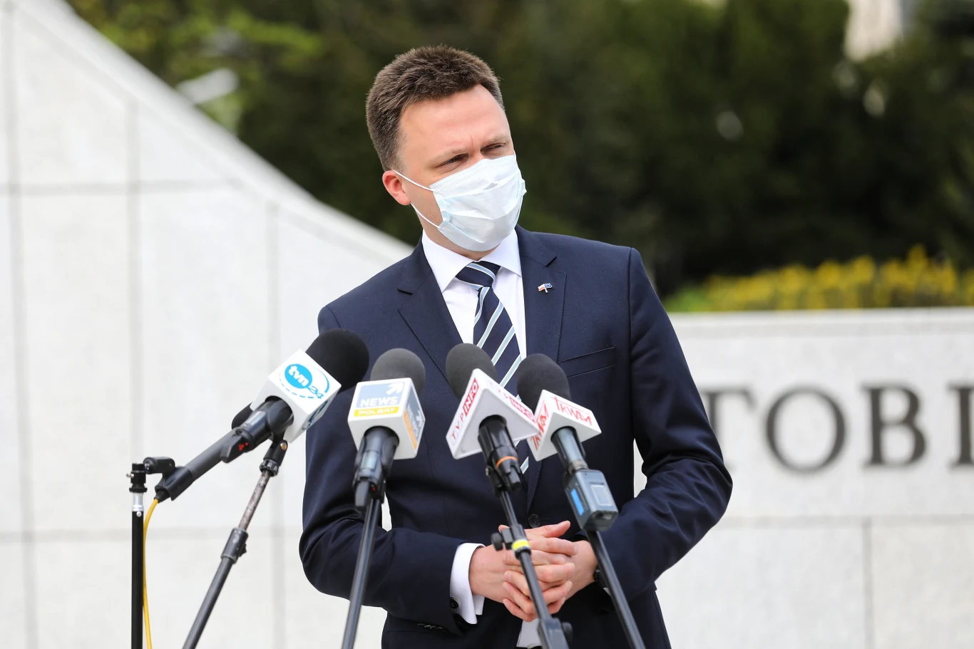 Szymon Hołownia w trakcie briefingu prasowego.