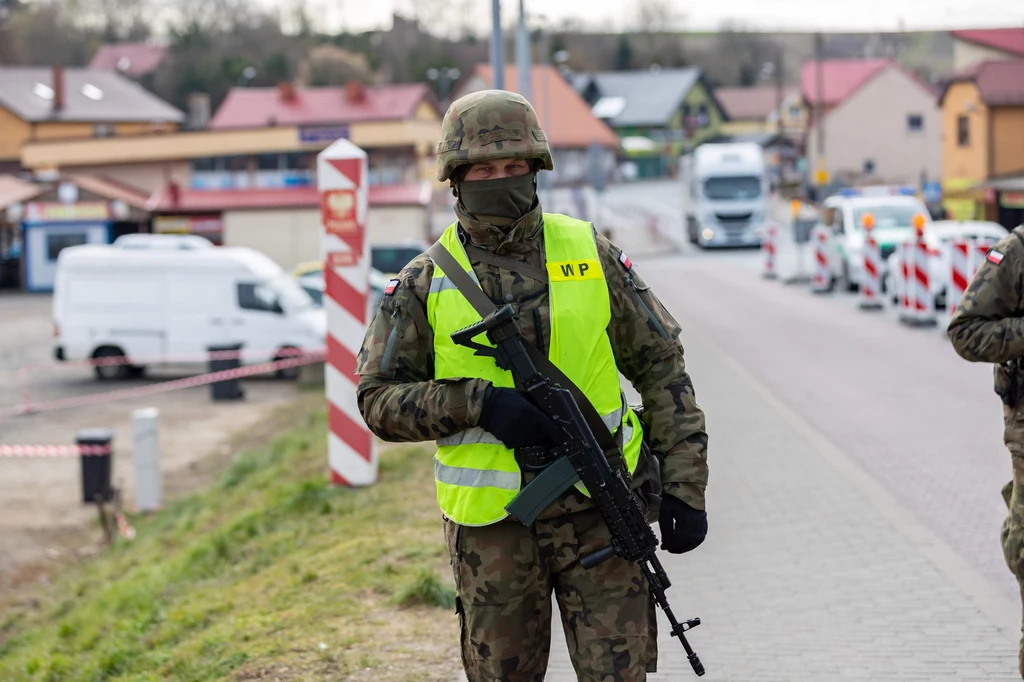 Żołnierz strzegący polskich granic; zdj. ilustracyjne Żołnierz strzegący polskich granic; zdj. ilustracyjne