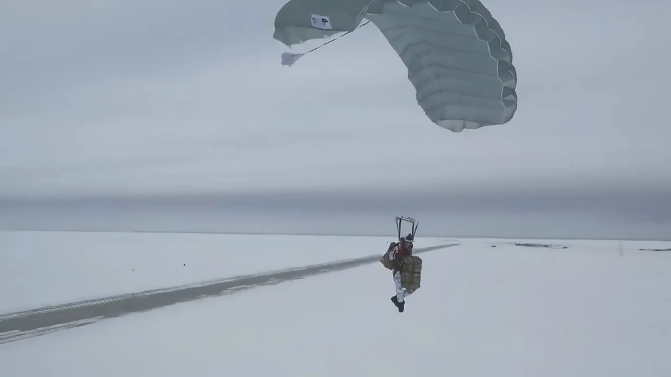 W Polsce zdolność do przeprowadzania takich operacji posiadają Jednostka Wojskowa Komandosów i Jednostka Wojskowa GROM. Rosjanie szkolą w skokach z dużej wysokości aż 16 jednostek wojskowych.