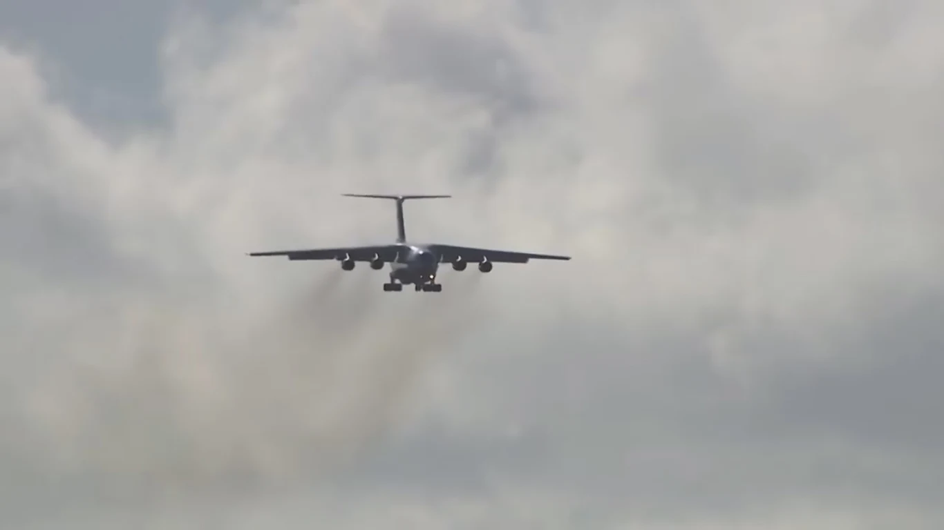 Skoki HAHO wykonuje się z wysokości 10-14 tysięcy metrów. Otwarcie spadochronu następuje na wysokości 7-8 tysięcy metrów. W ten sposób wykorzystując przyrządy nawigacyjne i skrzydło spadochronu dające możliwość manewru, żołnierz jest wstanie przelecieć nawet 60 kilometrów.