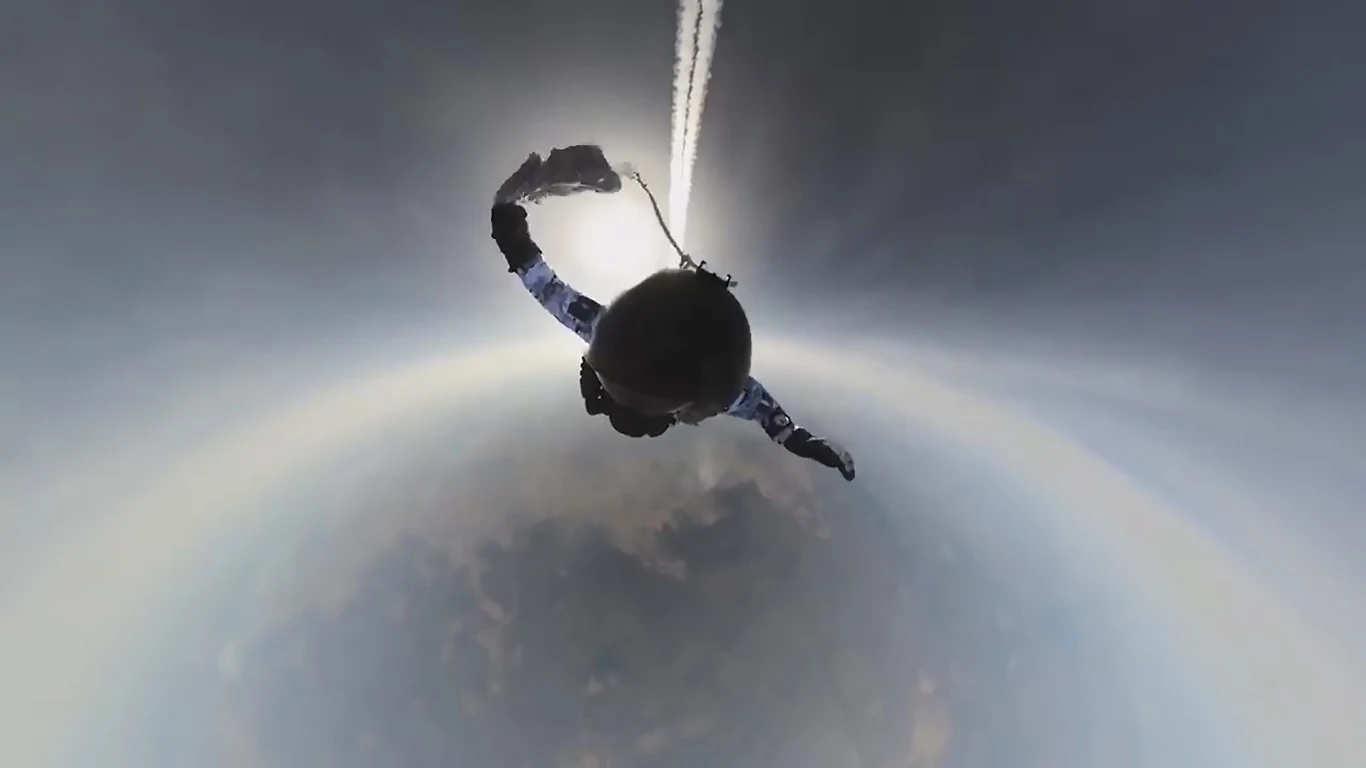 Pierwszy raz bojowo skoki z dużej wysokości wykonano podczas wojny w Wietnamie. Amerykański sześcioosobowy zespół, nazwany SOG Recon Team Florida skoczył nad Laosem z wysokości 5500 metrów.