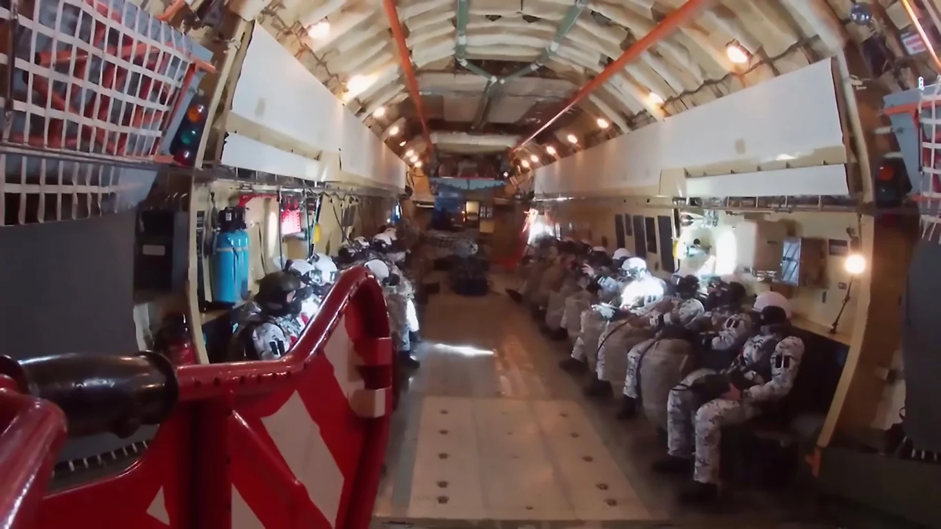 Ze względu na panujące na dużych wysokościach warunki: temperaturę dochodzącą do – 60 stopni Celsjusza, silne wiatry i niskie ciśnienie, skoczkowie noszą specjalne kombinezony i hełmy z maskami tlenowymi.