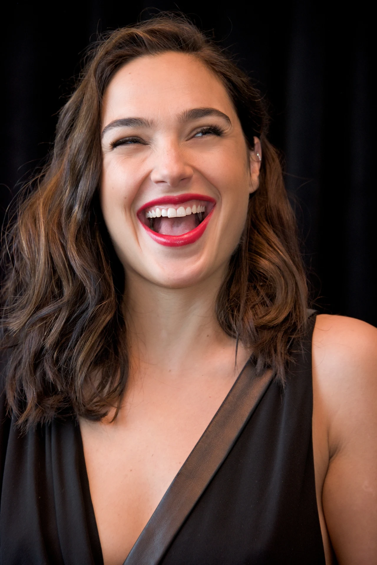 Jej imię po hebrajsku oznacza "falę", nazwisko zaś to inaczej "brzeg morza". Mimo że jej rodzice urodzili się w Izraelu, przodkowie Gadot byli żydowskimi emigrantami z Europy - gwiazda przyznała w jednym z wywiadów, że w jej żyłach płynie także polska krew.