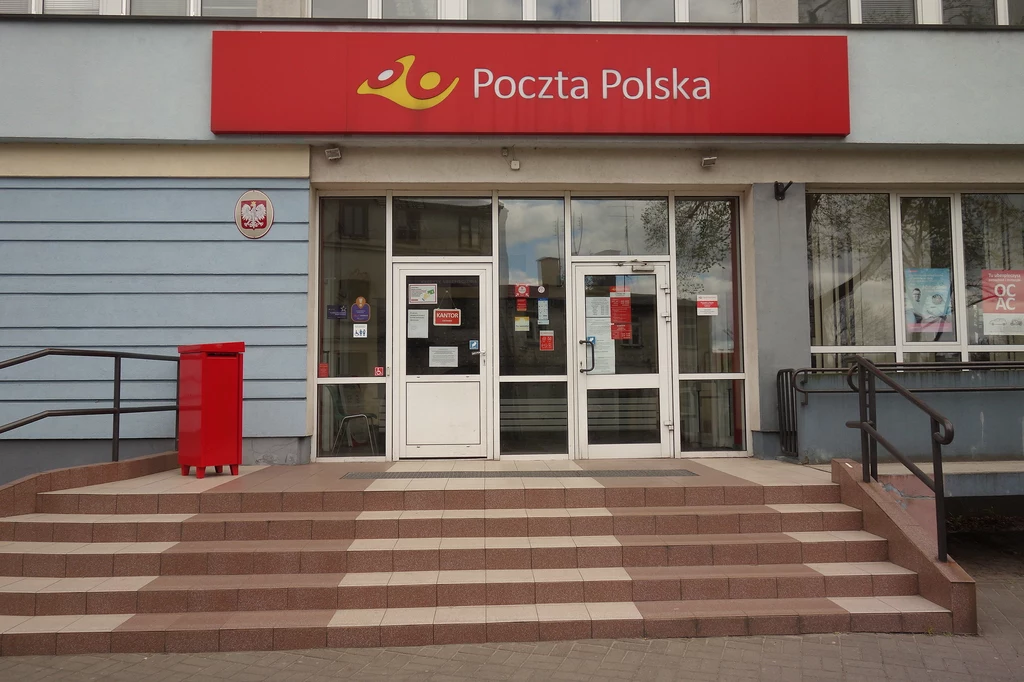 Wejście do budynku Poczty Polskiej Wejście do budynku Poczty Polskiej