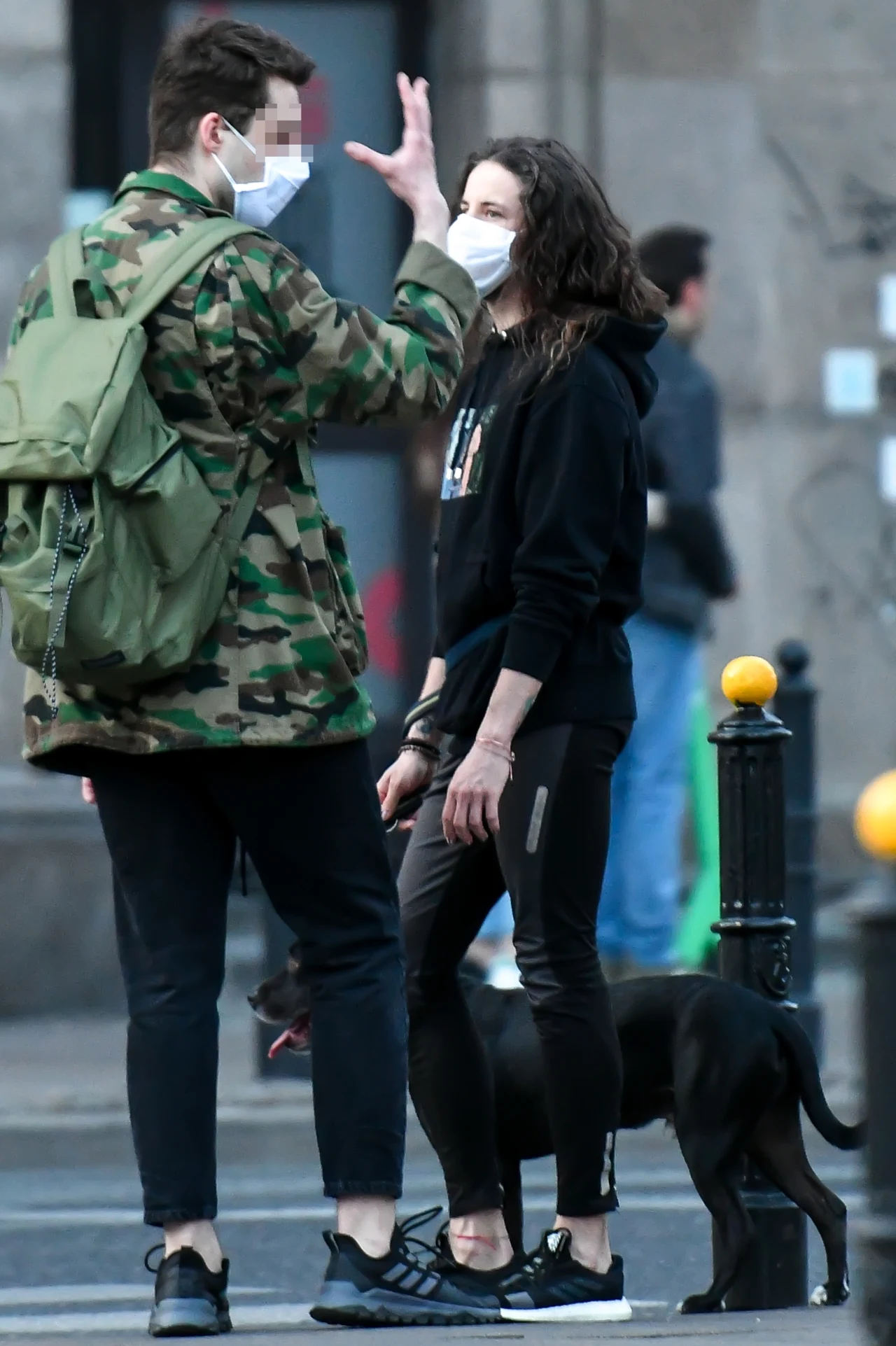 Michał Szpak ze swoim towarzyszem na ulicach Warszawy