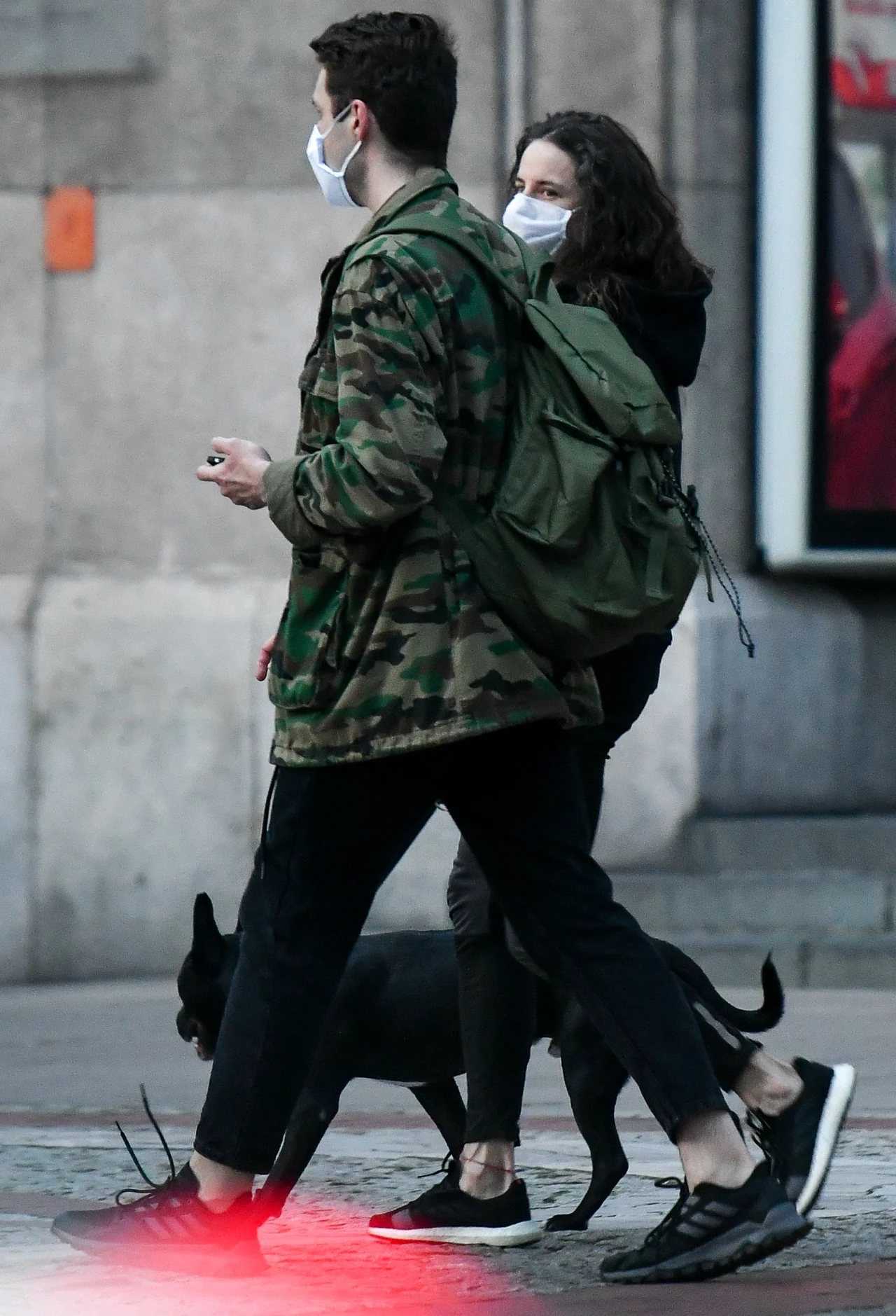 Michał Szpak ze swoim towarzyszem na ulicach Warszawy