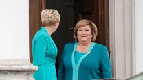 Para prezydencka spotkała się wówczas z byłym prezydentem – Bronisławem Komorowskim i jego żoną Anną. Nie dość, że obie panie postawiły na ten sam kolor – turkus (swoją drogą raczej nietrafiony), to Agata Duda zaprezentowała się w pomiętym kostiumie! Od tego czasu dużo uważniej dobiera garderobę.