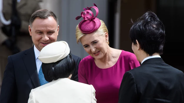 Jednak w czerwcu 2019 roku, podczas wizyty japońskiej pary książęczej, pierwsza dama zaryzykowała i postawiła na dość śmiałą stylizację. Mowa o sukni w kolorze fuksji, do której pani Agata dobrała… fascynator w tym samym kolorze. Właśnie o tym elemencie garderoby wypowiadali się krytycznie eksperci, którzy podkreślali, że takie nakrycie głowy sprawdza się przede wszystkim na ślubach.