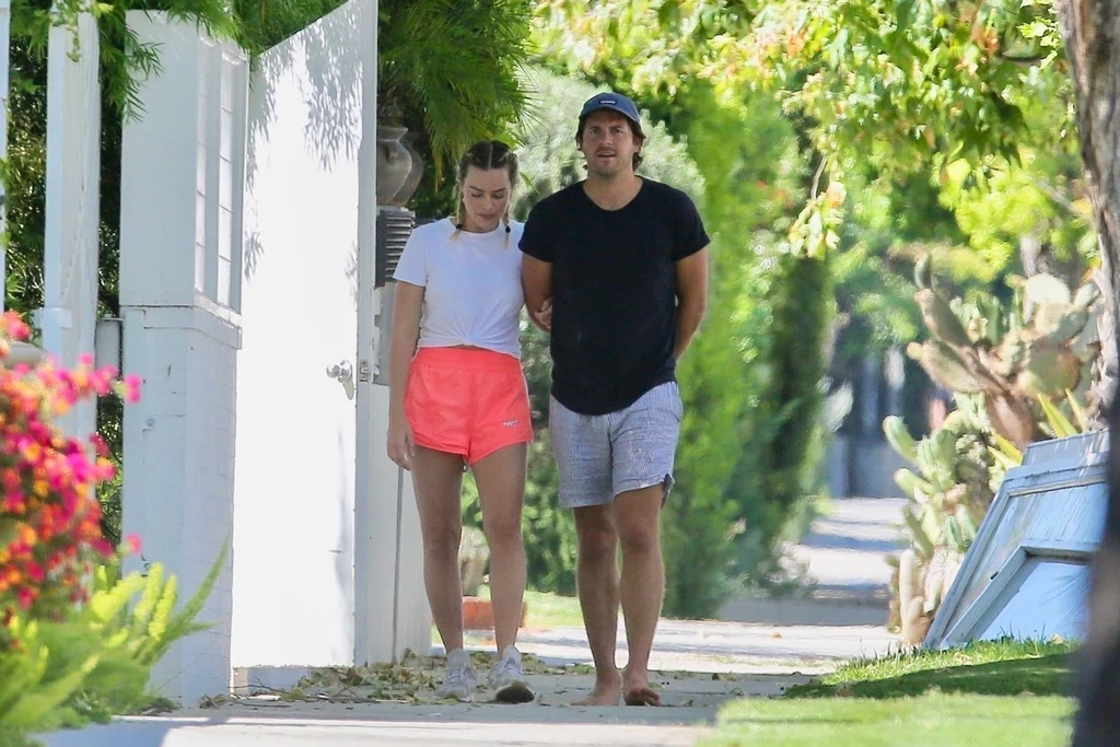 Para postawiła na swobodę. Oboje założyli wygodne ubrania. Margot Robbie w luźnych szortach i zwyczajnym białym t-shircie była nie do poznania. Warkoczyki na głowie sprawiły, że wyglądała jak zwyczajna dziewczyna z sąsiedztwa. Para postawiła na swobodę. Oboje założyli wygodne ubrania. Margot Robbie w luźnych szortach i zwyczajnym białym t-shircie była nie do poznania. Warkoczyki na głowie sprawiły, że wyglądała jak zwyczajna dziewczyna z sąsiedztwa.