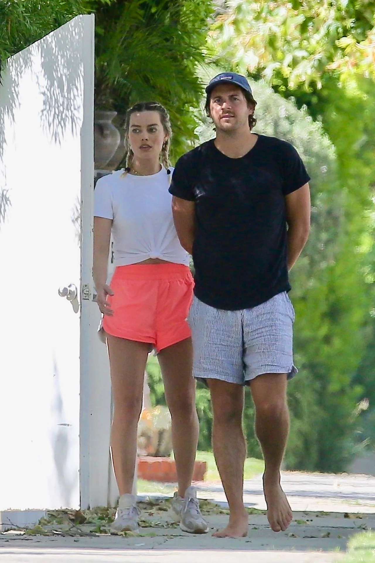 Jak wiadomo, sytuacja na świecie nie należy obecnie do najłatwiejszych. Z tego powodu również artyści nie mają zbyt wielu zawodowych obowiązków. Margot Robbie od 2016 roku jest żoną Toma Ackerley'a, Ich ślub odbył się w Byron Bay w Australii. Była to prywatna ceremonia, którą para trzymała w tajemnicy do ostatniej chwili. Aktorka jest znana z tego, że nie afiszuje się ze swoim życiem osobistym. Margot Robbie i Tom Ackerley są ze sobą naprawdę szczęśliwi. Podczas pandemii koronawirusa spędzają ze sobą mnóstwo czasu. Niedawno popularna aktorka i reżyser postanowili wybrać się na wspólny spacer. Przyłapali ich fotoreporterzy. Jak wiadomo, sytuacja na świecie nie należy obecnie do najłatwiejszych. Z tego powodu również artyści nie mają zbyt wielu zawodowych obowiązków. Margot Robbie od 2016 roku jest żoną Toma Ackerley'a, Ich ślub odbył się w Byron Bay w Australii. Była to prywatna ceremonia, którą para trzymała w tajemnicy do ostatniej chwili. Aktorka jest znana z tego, że nie afiszuje się ze swoim życiem osobistym. Margot Robbie i Tom Ackerley są ze sobą naprawdę szczęśliwi. Podczas pandemii koronawirusa spędzają ze sobą mnóstwo czasu. Niedawno popularna aktorka i reżyser postanowili wybrać się na wspólny spacer. Przyłapali ich fotoreporterzy.