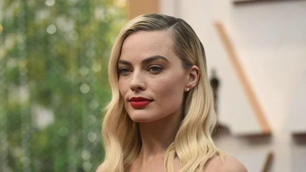 Margot Robbie jest 29-letnią australijską aktorką. Chociaż jest jeszcze bardzo młoda, już udało się odnieść spory sukces zawodowy. 

Jej nazwisko jest doskonale znane w świecie show-biznesu, a wielu czołowych reżyserów marzy, aby atrakcyjna blondynka wystąpiła w ich filmach. 

Aktorka była dwukrotnie nominowana do Oskara. Widzowie mogą kojarzyć ją z filmu Martina Scorsese "Wilk z Wall Street", w którym zagrała seksowną partnerkę głównego bohatera. W produkcji przyciągała uwagę widzów równie mocno, co wcielający się w główną postać Leonardo DiCaprio 

Olśniewająca Margot Robbie szybko zdobyła fanów, wcielając się w postać drapieżnej Harley Quinn w "Sali Samobójców". Od tego czasu jej popularność stale rośnie. Aktorka przyzwyczaiła nas do tego, że w filmach i na czerwonym dywanie niemal zawsze wygląda idealnie, dlatego jej codzienny wizerunek może nieco zaskakiwać.