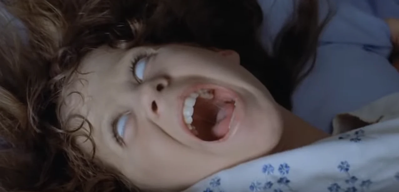 Linda Blair w filmie "Egzorcysta" (screen z trailera filmu)