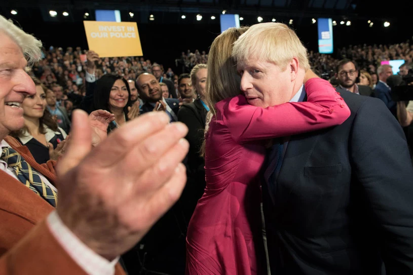 Boris Johnson przez jakiś czas przebywał w Szpitalu Świętego Tomasza w Londynie, a jego stan był bardzo poważny. Na szczęście dzięki pomocy specjalistów premier wrócił w ten poniedziałek do pracy. 