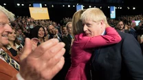 Boris Johnson przez jakiś czas przebywał w Szpitalu Świętego Tomasza w Londynie, a jego stan był bardzo poważny. Na szczęście dzięki pomocy specjalistów premier wrócił w ten poniedziałek do pracy. 