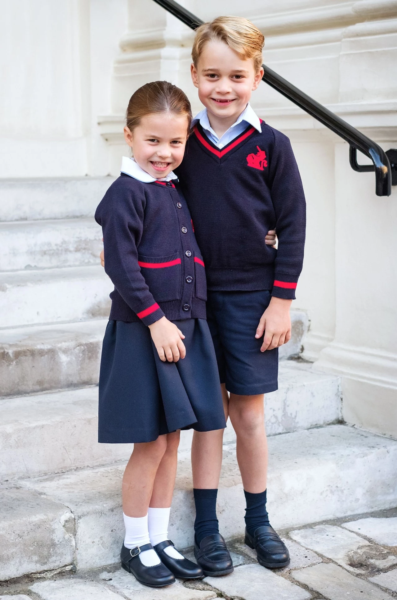 Na zdjęciu: Księżniczka Charlotte i książę George na schodach pałacu Kensington przed wyjazdem na pierwszy dzień szkoły. Na zdjęciu: Księżniczka Charlotte i książę George na schodach pałacu Kensington przed wyjazdem na pierwszy dzień szkoły.