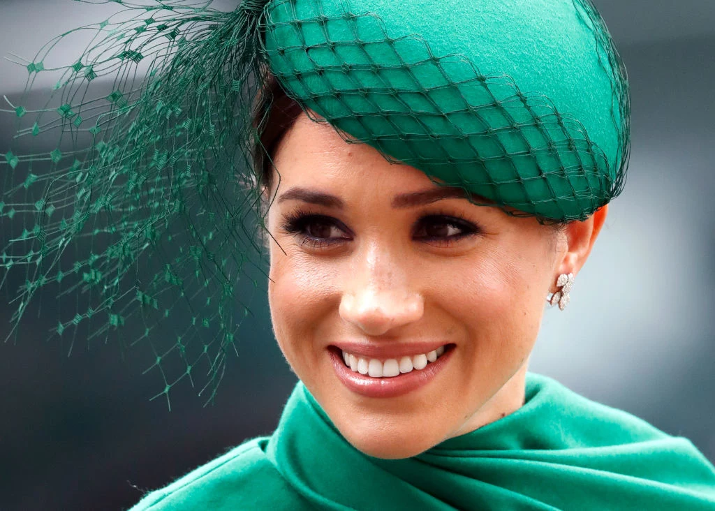 Niestety, tym razem był to tylko fałszywy alarm. Przyjaciele Meghan potwierdzają jednak, że Meghan bardzo często wspomina o macierzyństwie i kolejnym dziecku z wypiekami na twarzy. „Żartowała, że Archie potrzebuje małego kumpla do zabawy, innego niż psy” – wyznali na łamach zagranicznej prasy. Niestety, tym razem był to tylko fałszywy alarm. Przyjaciele Meghan potwierdzają jednak, że Meghan bardzo często wspomina o macierzyństwie i kolejnym dziecku z wypiekami na twarzy. „Żartowała, że Archie potrzebuje małego kumpla do zabawy, innego niż psy” – wyznali na łamach zagranicznej prasy.