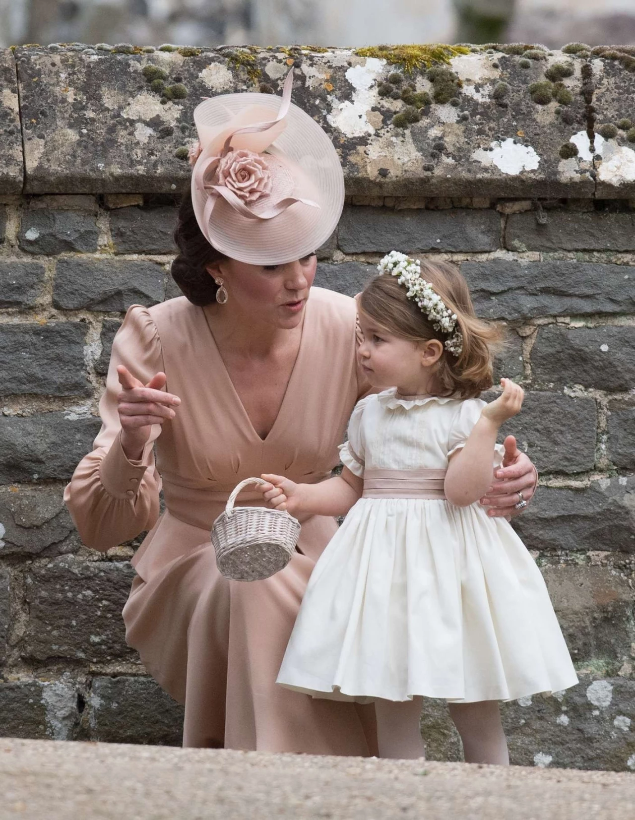 Na próżno można szukać fotografii, na których księżniczka Charlotte ma na sobie spodnie. Dziewczynka na oficjalne uroczystości zawsze zakłada eleganckie sukienki podobne do tych, które nosi księżna Cambridge. Przyczyną tego jest stara tradycja, mówiąca o tym, że matki i córki z rodziny królewskiej powinny ubierać się w podobnym stylu. Na próżno można szukać fotografii, na których księżniczka Charlotte ma na sobie spodnie. Dziewczynka na oficjalne uroczystości zawsze zakłada eleganckie sukienki podobne do tych, które nosi księżna Cambridge. Przyczyną tego jest stara tradycja, mówiąca o tym, że matki i córki z rodziny królewskiej powinny ubierać się w podobnym stylu.