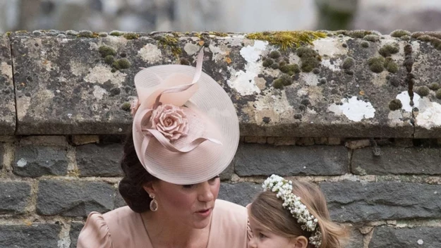 Na próżno można szukać fotografii, na których księżniczka Charlotte ma na sobie spodnie. Dziewczynka na oficjalne uroczystości zawsze zakłada eleganckie sukienki podobne do tych, które nosi księżna Cambridge. 

Przyczyną tego jest stara tradycja, mówiąca o tym, że matki i córki z rodziny królewskiej powinny ubierać się w podobnym stylu.