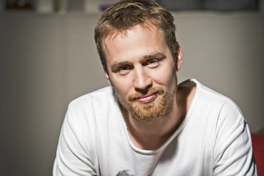 Mateusz Janicki jest aktorem teatralnym i serialowym
