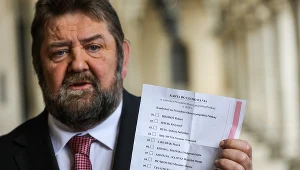 Stanisław Żółtek prezentuje kartę wyborczą