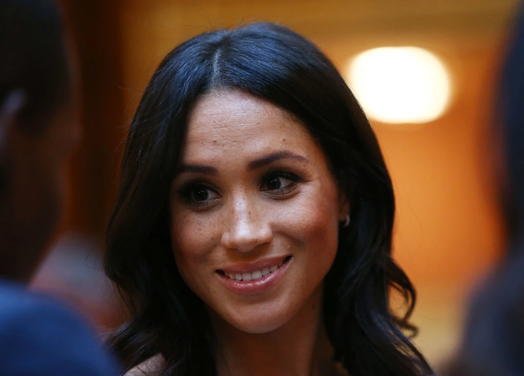 Oprócz tego organizacja wyposaża je w odpowiedni strój. Meghan postanowiła wesprzeć tę szlachetną inicjatywę. Podkreśliła, że chętnie doda przyszłym pracownicą odwagi i pewności siebie, aby lepiej wypadły na rozmowach kwalifikacyjnych. Oprócz tego organizacja wyposaża je w odpowiedni strój. Meghan postanowiła wesprzeć tę szlachetną inicjatywę. Podkreśliła, że chętnie doda przyszłym pracownicą odwagi i pewności siebie, aby lepiej wypadły na rozmowach kwalifikacyjnych.