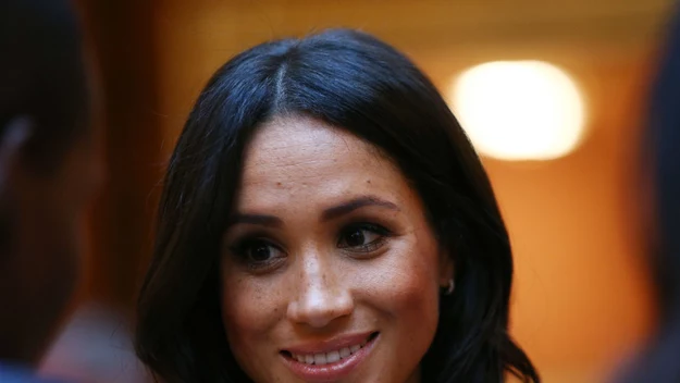 Oprócz tego organizacja wyposaża je w odpowiedni strój. Meghan postanowiła wesprzeć tę szlachetną inicjatywę. Podkreśliła, że chętnie doda przyszłym pracownicą odwagi i pewności siebie, aby lepiej wypadły na rozmowach kwalifikacyjnych.