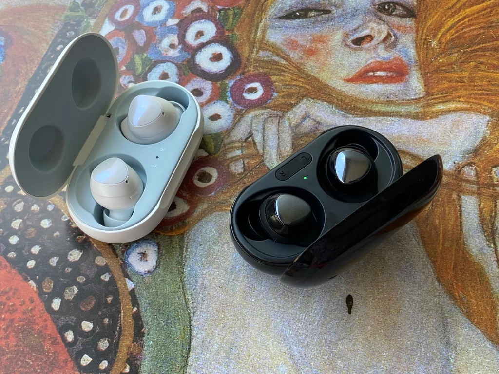 Samsung Galaxy Buds+ (czarne) i Samsung Galaxy Buds (białe)