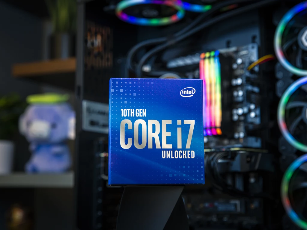Stawkę otwiera odblokowany procesor Intel Core i9-10900K dziesiątej generacji, najszybszy na świecie procesor gamingowy z nawet 10 rdzeniami i 20 wątkami oraz współpracujący z pamięcią DDR4 2933 MHz. Procesor i9-10900K zapewnia najwyższą satysfakcję z gier umożliwiając większą kontrolę nad podkręcaniem, szybszą pracę prace związaną z używaniem wielu aplikacji jednocześnie oraz zwiększoną płynność rozgrywki. Stawkę otwiera odblokowany procesor Intel Core i9-10900K dziesiątej generacji, najszybszy na świecie procesor gamingowy z nawet 10 rdzeniami i 20 wątkami oraz współpracujący z pamięcią DDR4 2933 MHz. Procesor i9-10900K zapewnia najwyższą satysfakcję z gier umożliwiając większą kontrolę nad podkręcaniem, szybszą pracę prace związaną z używaniem wielu aplikacji jednocześnie oraz zwiększoną płynność rozgrywki.