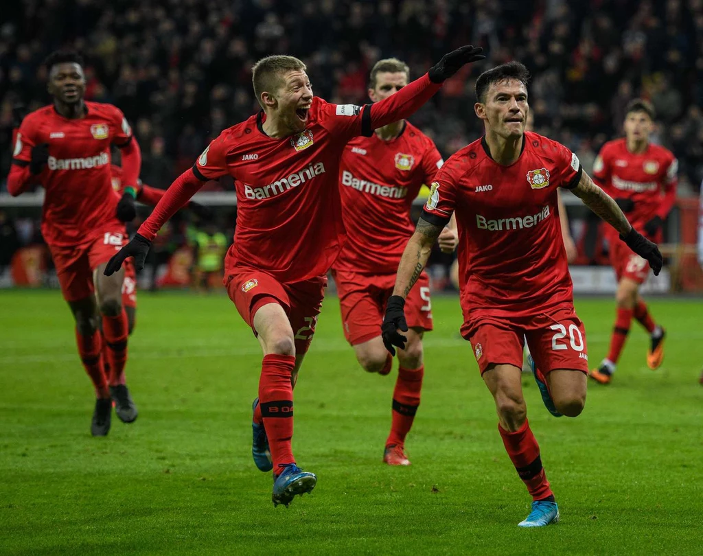 Charles Aranguiz (pierwszy z prawej) przedłużył kontrakt z Bayerem Leverkusen Charles Aranguiz (pierwszy z prawej) przedłużył kontrakt z Bayerem Leverkusen