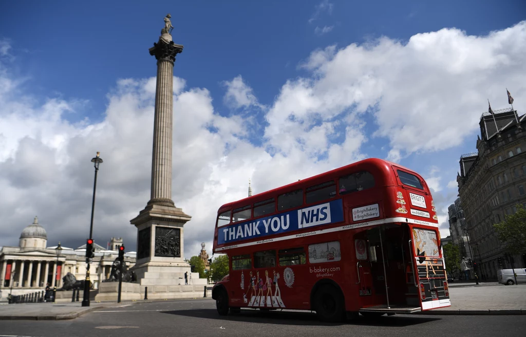 Londyński autobus z podziękowaniami dla brytyjskiej służby zdrowia na opustoszałym Trafalgar Square Londyński autobus z podziękowaniami dla brytyjskiej służby zdrowia na opustoszałym Trafalgar Square