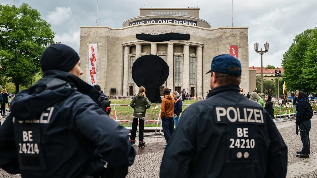 Na zdjęciu: Protest w Berlinie przeciwko obostrzeniom wprowadzonym w związku z pandemią koronawirusa Na zdjęciu: Protest w Berlinie przeciwko obostrzeniom wprowadzonym w związku z pandemią koronawirusa