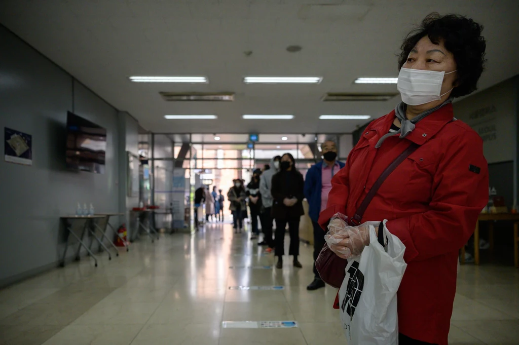 Koreanka w kolejce do głosowania w lokalu wyborczym, 15 kwietnia 2020 Koreanka w kolejce do głosowania w lokalu wyborczym, 15 kwietnia 2020