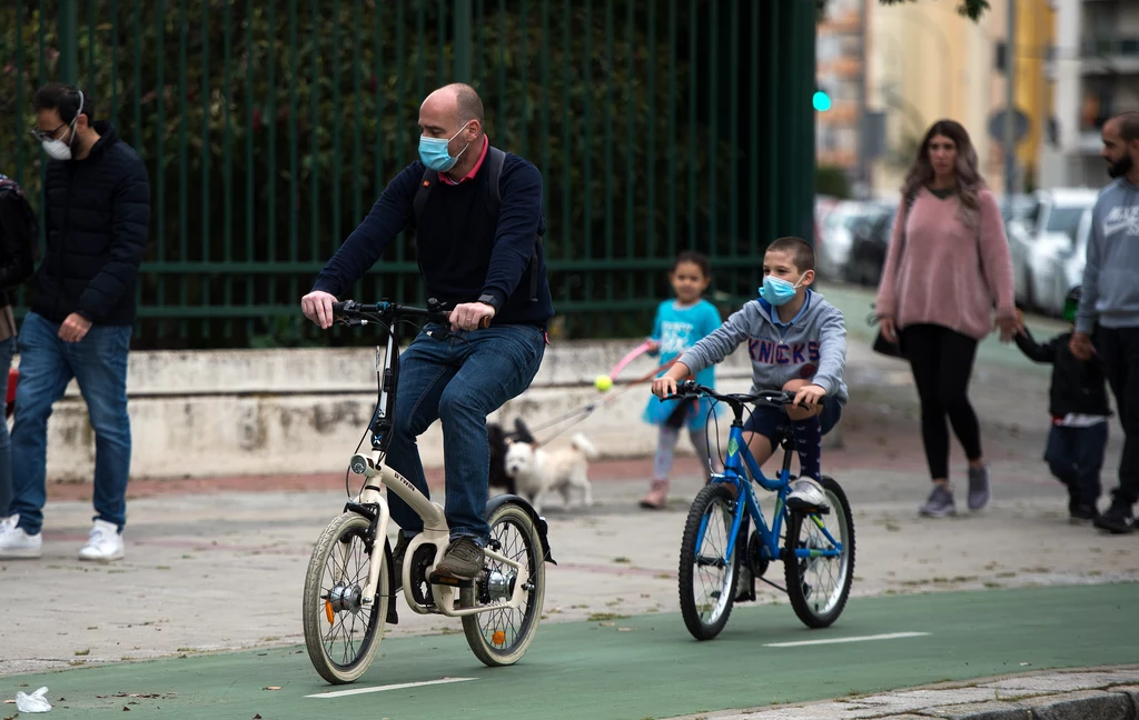 Przechodnie i rowerzyści w Sewilli, Hiszpania, 26 kwietnia 2020 Przechodnie i rowerzyści w Sewilli, Hiszpania, 26 kwietnia 2020