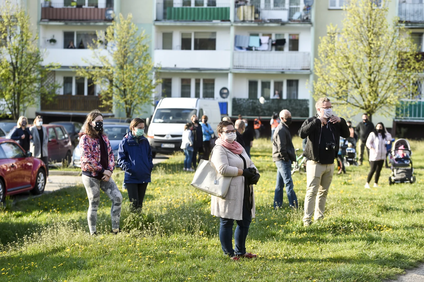Prezydent Ciechanowa Krzysztof Kosiński, nawiązując do trwającej epidemii koronawirusa, podkreślał w informacji o "Koncertowaniu pod blokami", że ludzie kultury w trudnym czasie epidemii koronawirusa mają ograniczoną możliwość realizacji swojej pracy i pasji. "Większość wydarzeń kulturalnych przenosi się do sieci. W Ciechanowie mieliśmy zaplanowane na ten rok duże koncerty z udziałem świetnych i znanych artystów. Większość z nich może się nie odbyć z uwagi na wprowadzone ograniczenia. Jednak razem z miejską jednostką kultury szukamy alternatyw i sposobów dotarcia do mieszkańców" - mówił Kosiński. (INTERIA/PAP)