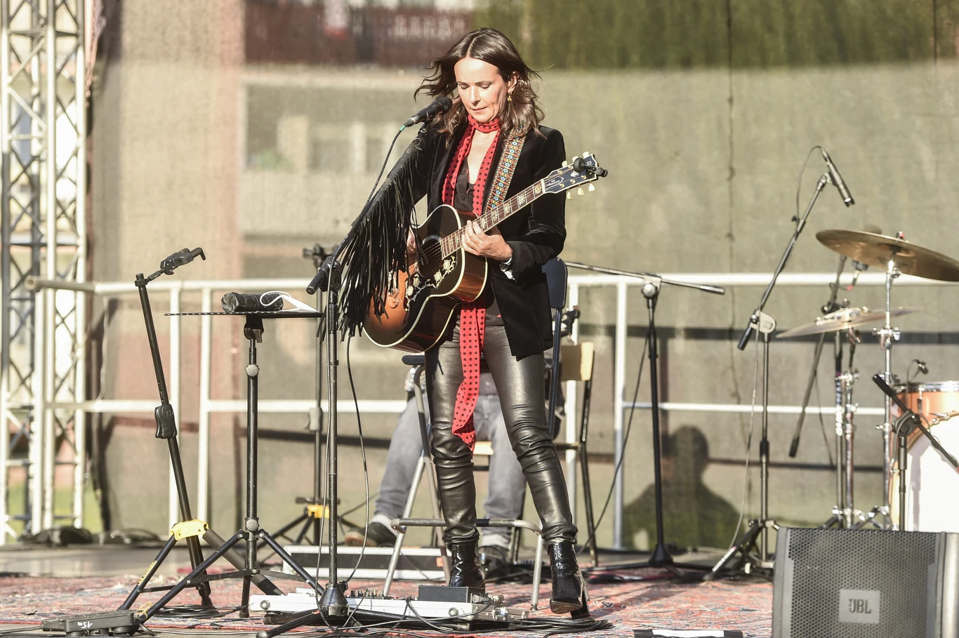 "Jako organizator nie możemy odpowiadać za gromadzenie się osób na określonym obszarze, gdyż nigdy nie było to naszym celem. Faktem jest ponadto, iż nie obowiązuje zakaz wychodzenia z domu czy przemieszczania się. Jednak w związku z troską o nasze wspólne bezpieczeństwo oraz uniknięcie dodatkowych kontrowersji, nie będziemy kontynuować kolejnych muzycznych wydarzeń w tej formule" - oznajmiła dyrektor COEK.