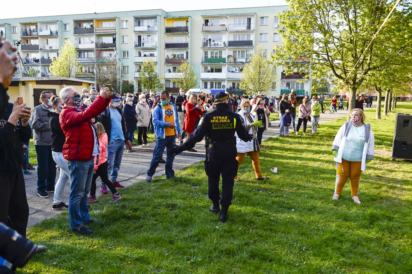 Mieszkańcy miasta nie ograniczyli się jednak do balkonów i okien i postanowili pojawić się pod sceną. Jak pokazują zdjęcia na koncercie pojawiło się sporo osób. Nie wszyscy zachowywali też wymagane odstępy. 