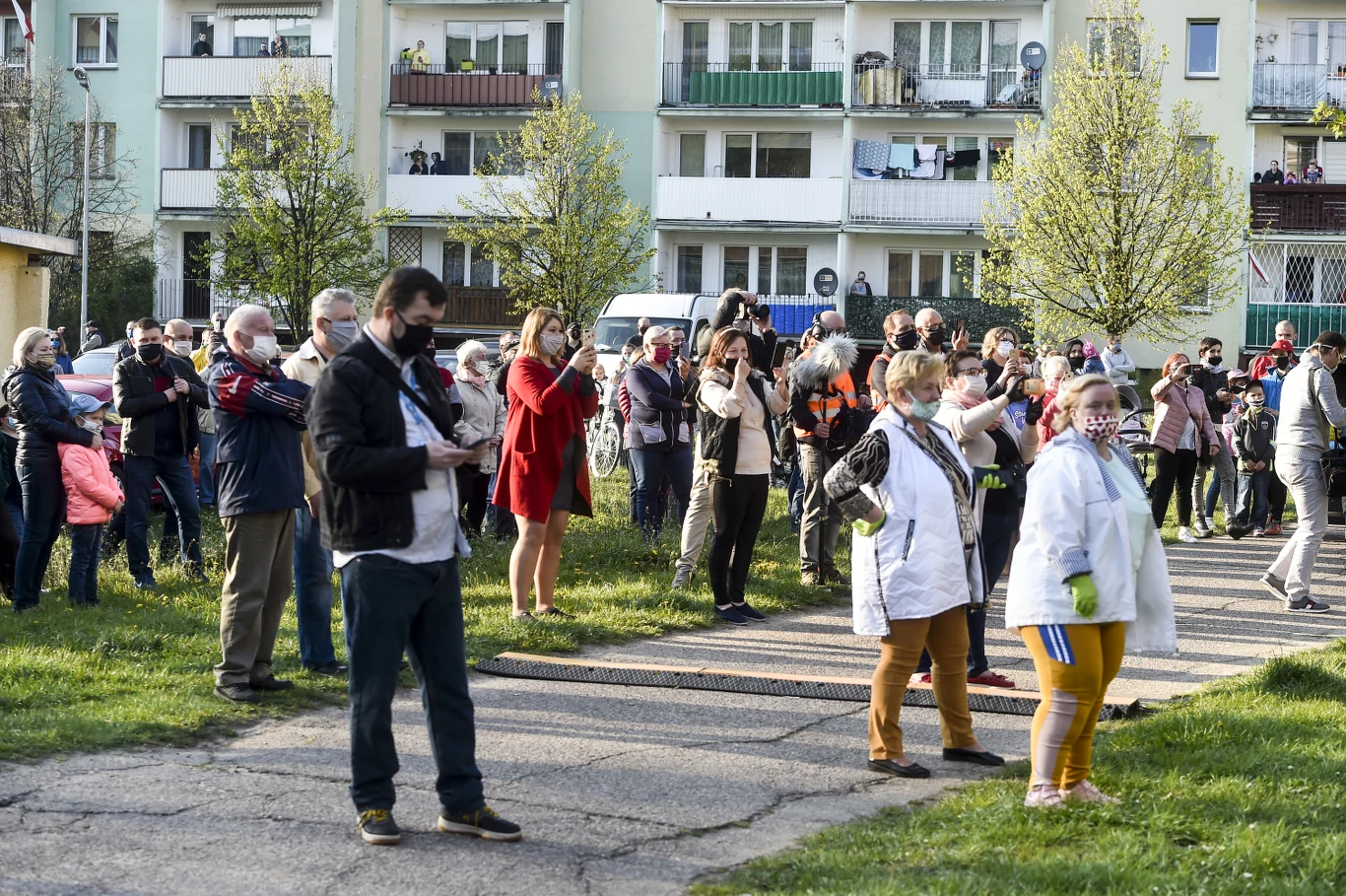 Dyrektor COEK wyjaśniła, że formuła "Koncertowania pod blokami" od początku była jasna - "publiczność mieli stanowić mieszkańcy słuchający muzyki z okien, balkonów oraz internauci dzięki transmisji online". "Artyści występowali na przestrzeniach między budynkami wielorodzinnymi. Apelowaliśmy wielokrotnie o taki sposób obcowania z kulturą. Wielokrotnie wyraźnie wskazywano, że organizatorzy i artyści proszą o nie gromadzenie się" - oświadczyła Grudzińska PAP-owi.