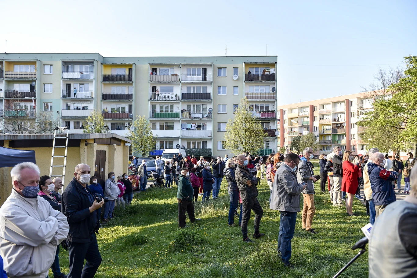 "W związku z tym, że w czasie wczorajszego wydarzenia, tj. występu Kasi Kowalskiej na zielonej przestrzeni pomiędzy blokami przebywało ok. 100-150 osób, nie możemy kontynuować dalej następnych występów, gdyż jest to sprzeczne z pierwotnym zamysłem inicjatywy" - podkreśliła w rozmowie z PAP szefowa COEK. Zaznaczyła, iż równocześnie należy zauważyć, że na targowiskach czy w otwieranych od poniedziałku galeriach handlowych "przebywać będzie więcej osób na często mniejszej przestrzeni".