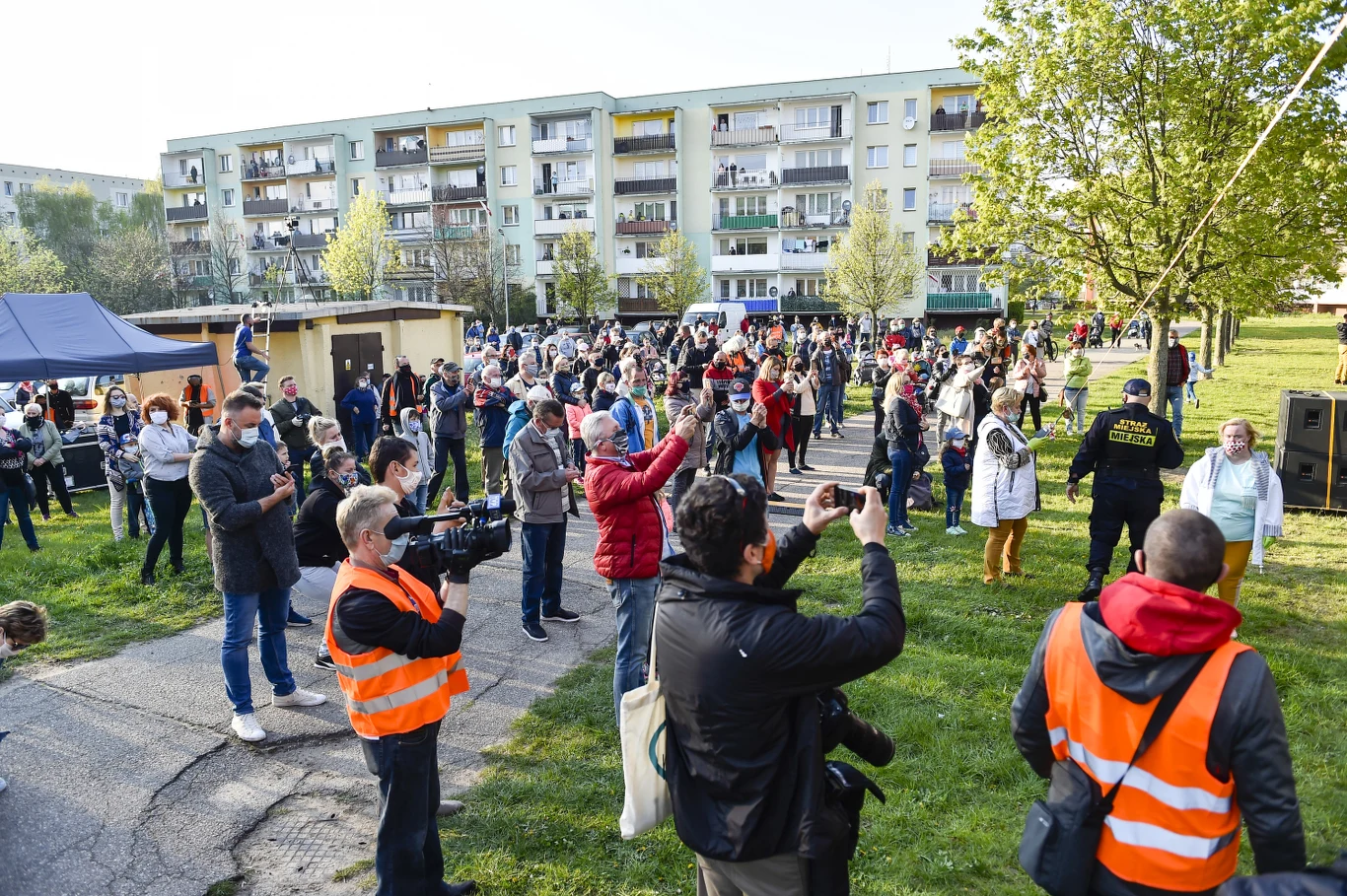 "Wyborów nie przeprowadzę, bo to stwarza niebezpieczeństwo dla mieszkańców Ciechanowa, ale koncert Kasi Kowalskiej z tłumem ludzi już tak. Krzysztof Kosiński, gdzie Twoja odpowiedzialność? Albo całkowity jej brak!" - komentował na Twitterze lokalny działacz PiS, Rafał Romanowski.