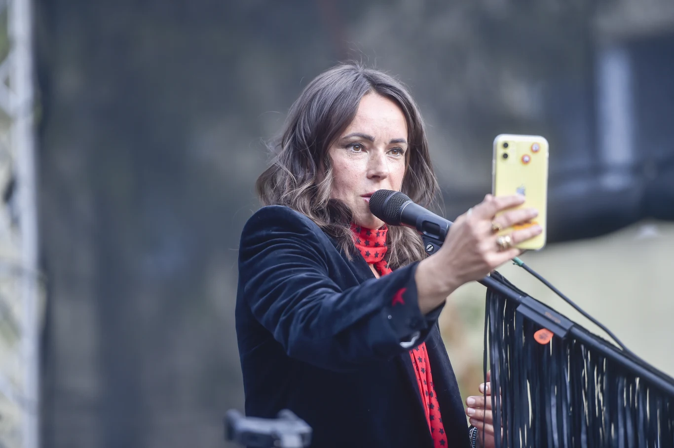 Akcja "Koncertowanie pod blokiem" jest pomysłem na wyjście artystów do słuchaczy przebywających w swoich domach w związku z panującą pandemią koronawirusa.