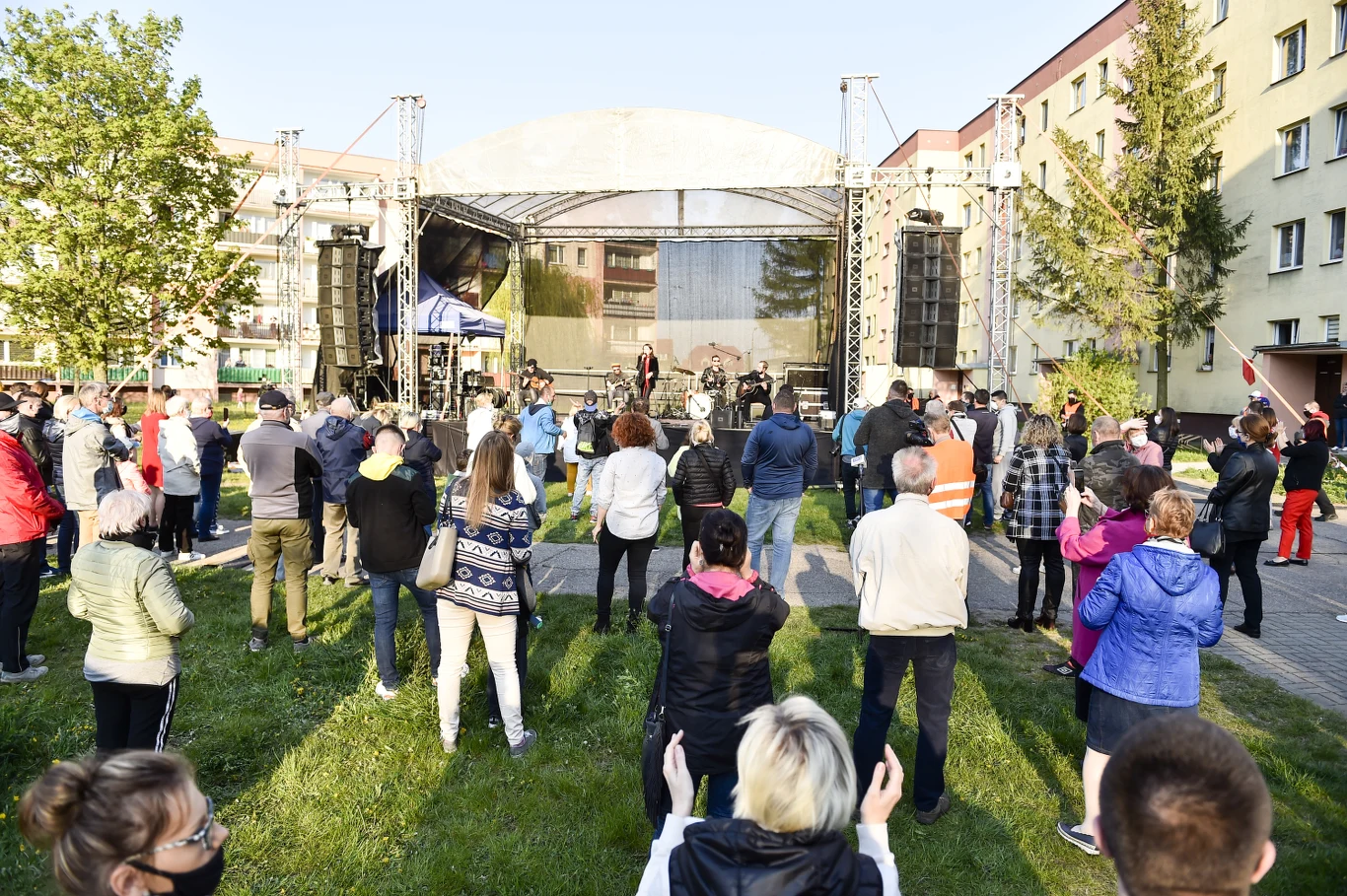 "Organizatorzy i artyści proszą o wysłuchanie koncertów z okien lub balkonów mieszkań, niegromadzenie się w pobliżu wydarzenia, w szczególności o nieprzybywanie z innych dzielnic i miast. Przypominamy, że w przestrzeni miejskiej nadal obowiązuje konieczność zachowania bezpiecznej odległość 2 metrów, obowiązek zakrywania ust i nosa oraz przestrzegania zasad sanitarnych" - można było przeczytać w zapowiedzi. 