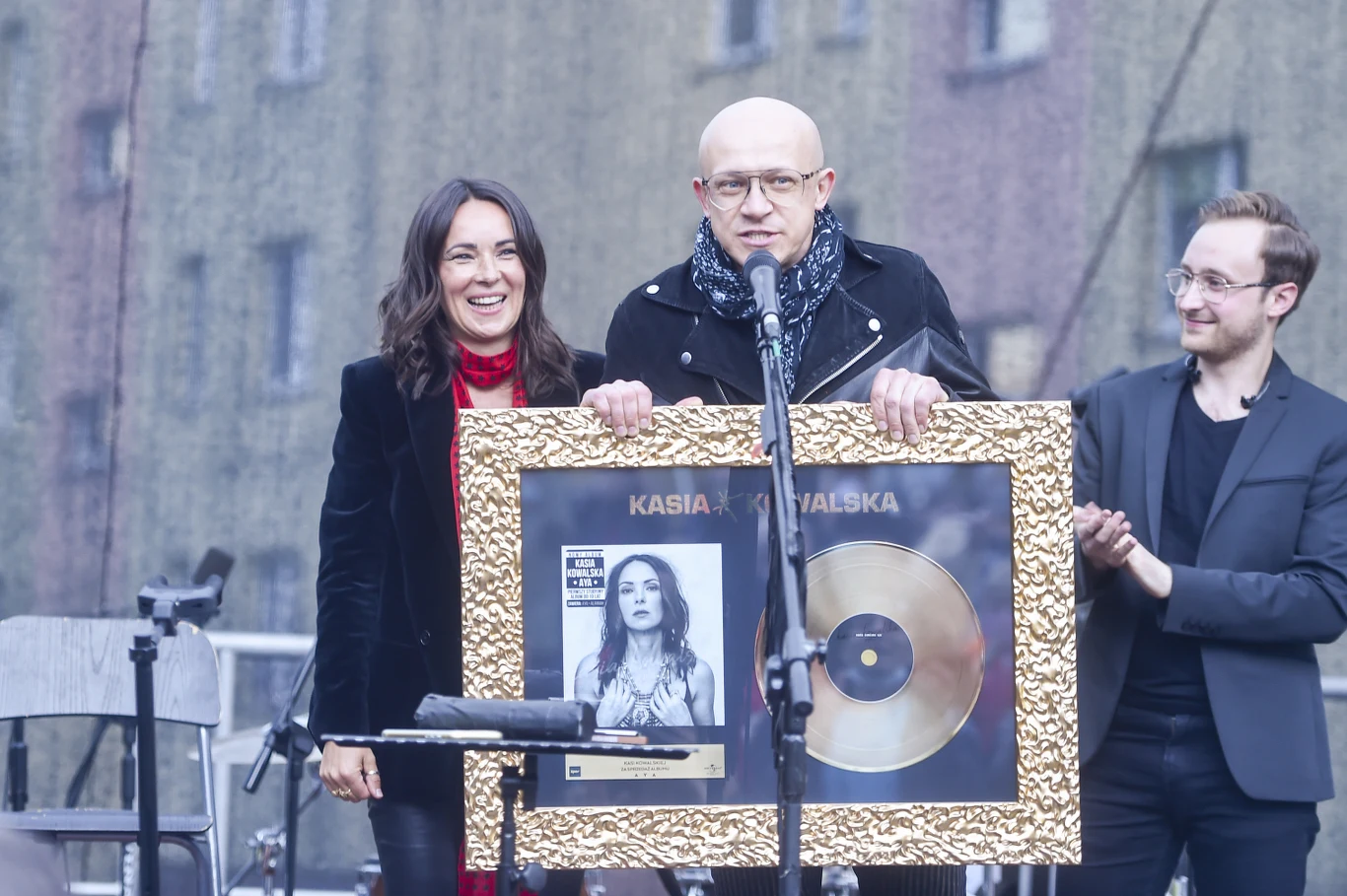 W oświadczeniu, opublikowanym również w niedzielę na jednym z portali społecznościowych, dyrektor COEK Jolanta Grudzińska, oznajmiła, że pozostałe wydarzenia planowane do 6 maja w ramach cyklu "Koncertowanie pod blokami" nie odbędą się.