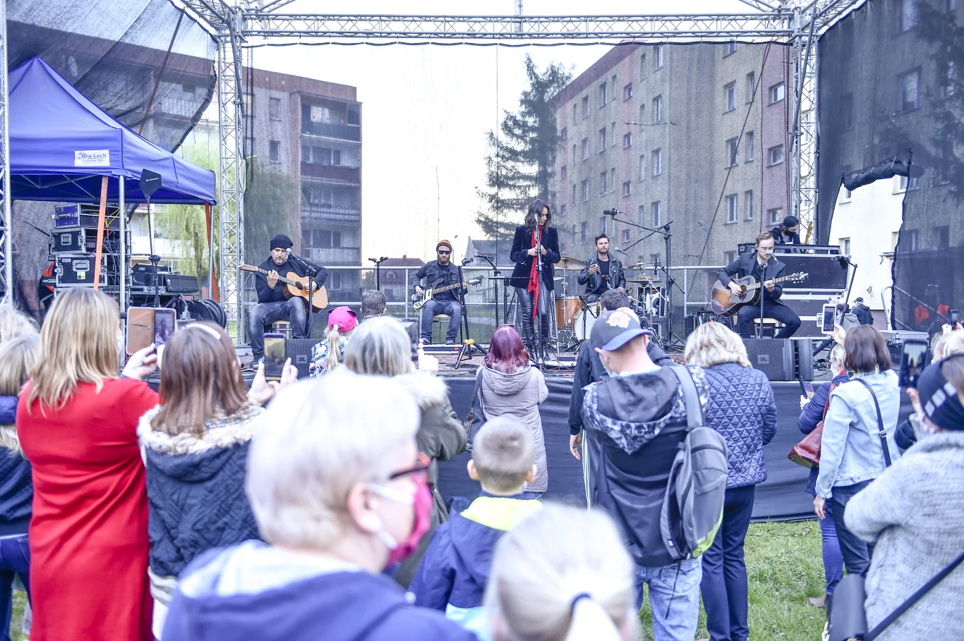 "Policja wraz z prokuraturą prowadzi czynności w tej sprawie w kierunku art. 160 Kodeksu Karnego – narażenie na niebezpieczeństwa utraty życia lub zdrowia. Policja skierowała też stosowne wnioski o nałożenie kar w trybie administracyjnym do sanepidu" - poinformował natomiast w mediach społecznościowych wiceminister sprawiedliwości Maciej Wąsik.
