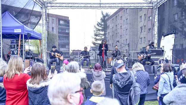 "Policja wraz z prokuraturą prowadzi czynności w tej sprawie w kierunku art. 160 Kodeksu Karnego – narażenie na niebezpieczeństwa utraty życia lub zdrowia. Policja skierowała też stosowne wnioski o nałożenie kar w trybie administracyjnym do sanepidu" - poinformował natomiast w mediach społecznościowych wiceminister sprawiedliwości Maciej Wąsik.