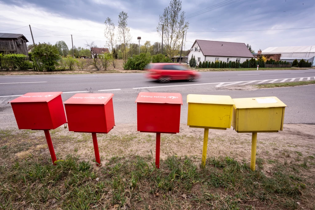 Skrzynki pocztowe stojące przy drodze krajowej nr 80 w Pędzewie w powiecie toruńskim