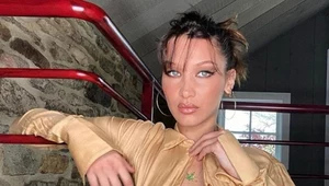 Bella Hadid pozuje do zdjęć przed domem