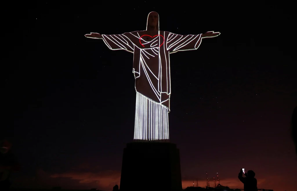 Liczący 38 metrów wysokości i ważący 1145 ton Chrystus Odkupiciel z Rio de Janeiro jest największym posągiem Jezusa na świecie. Autorem projektu posągu jest francuski rzeźbiarz polskiego pochodzenia, Paul Landowski (1875-1961), syn powstańca styczniowego. Figura została wykonana w Paryżu i statkiem przetransportowana do Brazylii. W 1981 roku, w 50 rocznicę wzniesienia budowli, mszę świętą u jej stóp odprawił papież Jan Paweł II. Liczący 38 metrów wysokości i ważący 1145 ton Chrystus Odkupiciel z Rio de Janeiro jest największym posągiem Jezusa na świecie. Autorem projektu posągu jest francuski rzeźbiarz polskiego pochodzenia, Paul Landowski (1875-1961), syn powstańca styczniowego. Figura została wykonana w Paryżu i statkiem przetransportowana do Brazylii. W 1981 roku, w 50 rocznicę wzniesienia budowli, mszę świętą u jej stóp odprawił papież Jan Paweł II.
